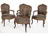 lot de quatre fauteuils de style Louis XV avec assises rembourrées