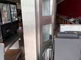 une grande machine placée au milieu d'une pièce