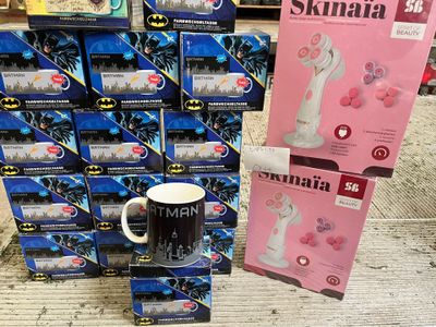 de nombreuses tasses à l'effigie de Batman exposées dans un magasin