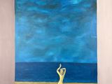 un tableau représentant une femme debout sur une estrade dans une pièce