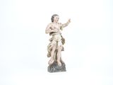 une figurine représentant une femme tenant un oiseau dans la main