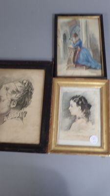 quatre portraits de femmes encadrés, réalisés dans différents styles artistiques, accrochés au mur