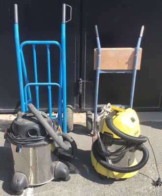 deux aspirateurs et un chariot sur le trottoir