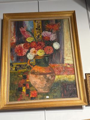 un tableau représentant des fleurs dans un vase posé sur une étagère