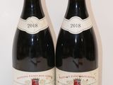 deux bouteilles de vin posées sur une table l'une à côté de l'autre