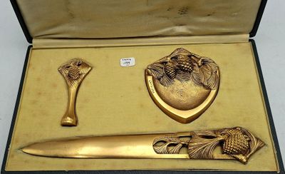 une boîte contenant un couteau, une cuillère et d'autres objets