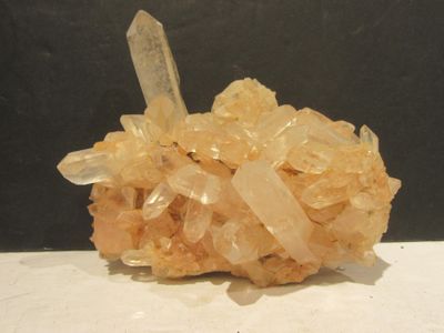 un petit morceau de roche sur lequel se trouve un cristal