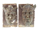 deux œuvres d'art posées sur une table