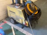 une machine posée à même le sol dans un garage