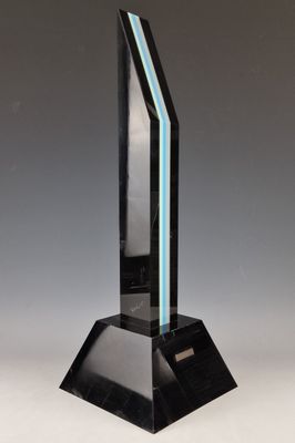 un trophée noir orné d'une bande bleue sur le dessus