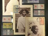 une vieille photo d'une femme sur laquelle sont collés de nombreux timbres
