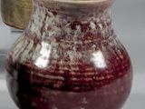 deux vases posés l'un à côté de l'autre sur une table