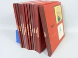 six livres alignés sur une surface blanche avec un fond blanc