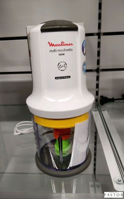 un mixeur posé sur une étagère en verre