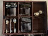 many spoons and spoons in a wooden box