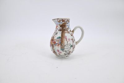 un gros plan d'un petit vase posé sur une surface blanche
