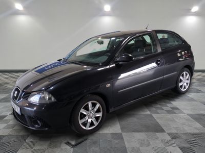 la photo d'une voiture noire garée dans un garage
