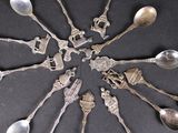 many spoons and spoon spoons arranged in a circle
