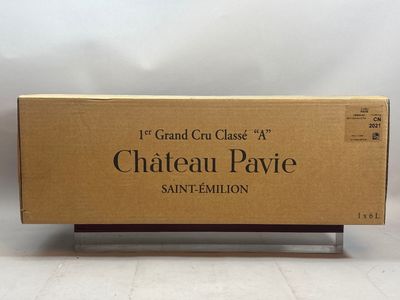 une caisse de vin posée sur un support au sol