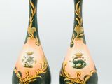 deux vases posés côte à côte sur une surface blanche
