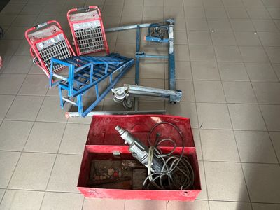une boîte rouge posée par terre