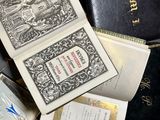 beaucoup de vieux livres posés sur la table