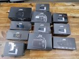 de nombreuses boîtes contenant du matériel électronique posées sur une table en bois