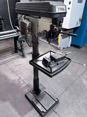 une machine posée sur un support dans une pièce