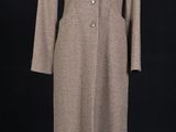 une image d'un manteau de femme sur un support de mannequin