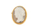 une broche en camée doré et blanc représentant le visage d'une femme