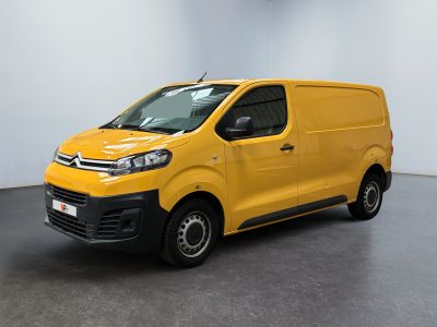 Une camionnette jaune est garée dans une grande pièce.