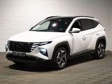 le SUV blanc est garé dans une pièce au sol en damier