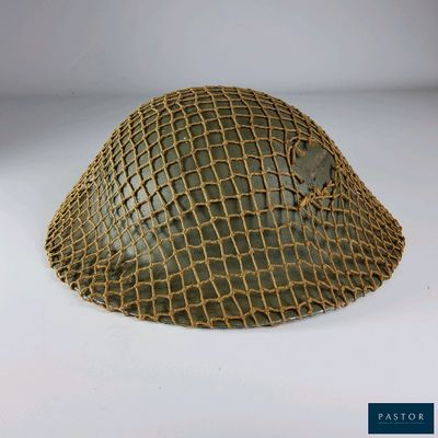 un gros plan d'un casque posé sur une surface blanche