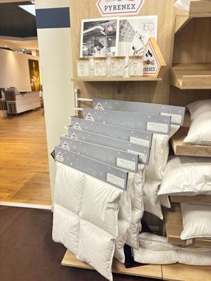 Échantillons de tissu, oreillers et pieds pour présentation