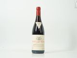 une bouteille de vin posée sur une table