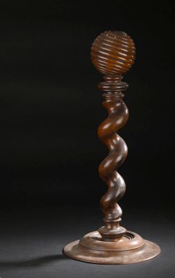 une paire de bougeoirs en bois ornés de motifs en spirale