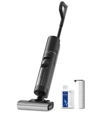 une image représentant un aspirateur muni d'une brosse et d'un flacon de produit nettoyant