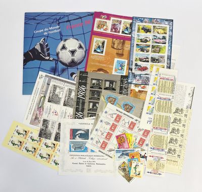 une pile de timbres et de cartes postales posée sur une table