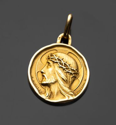 une pièce d'or portant un visage de femme