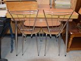 une table avec quatre chaises et une lampe posée dessus