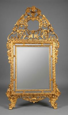 Important miroir à parecloses en bois doré, à large fronton …