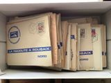des boîtes de courrier sont empilées les unes sur les autres sur une étagère
