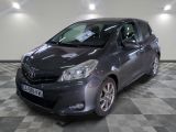 une photo d'une Toyota Yaris grise garée dans un showroom
