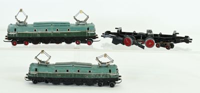 trois types différents de petits trains sur une surface blanche