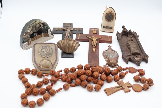 Lot d’objets religieux ; bénitiers (dont important bénitier en mé...