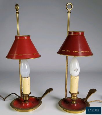 une paire de lampes de table rouges et dorées, ornées d'abat-jours rouges