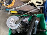 de nombreux outils différents dans une boîte posée par terre