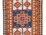 un tapis coloré aux motifs géométriques sur fond blanc