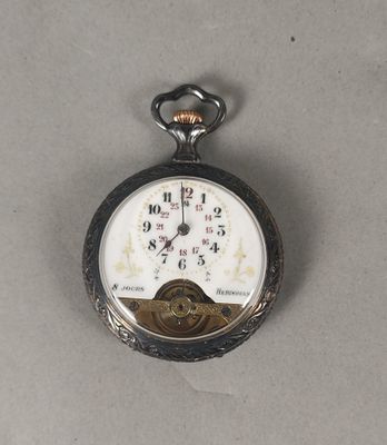 une montre de poche en argent avec un cadran blanc