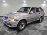 une photo d'un SUV argenté garé dans un garage